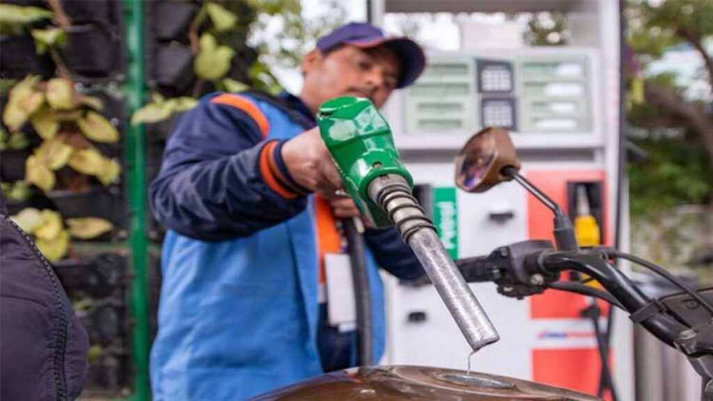 Pakistan Reduces Petrol and Diesel Prices Amid Global Market Decline